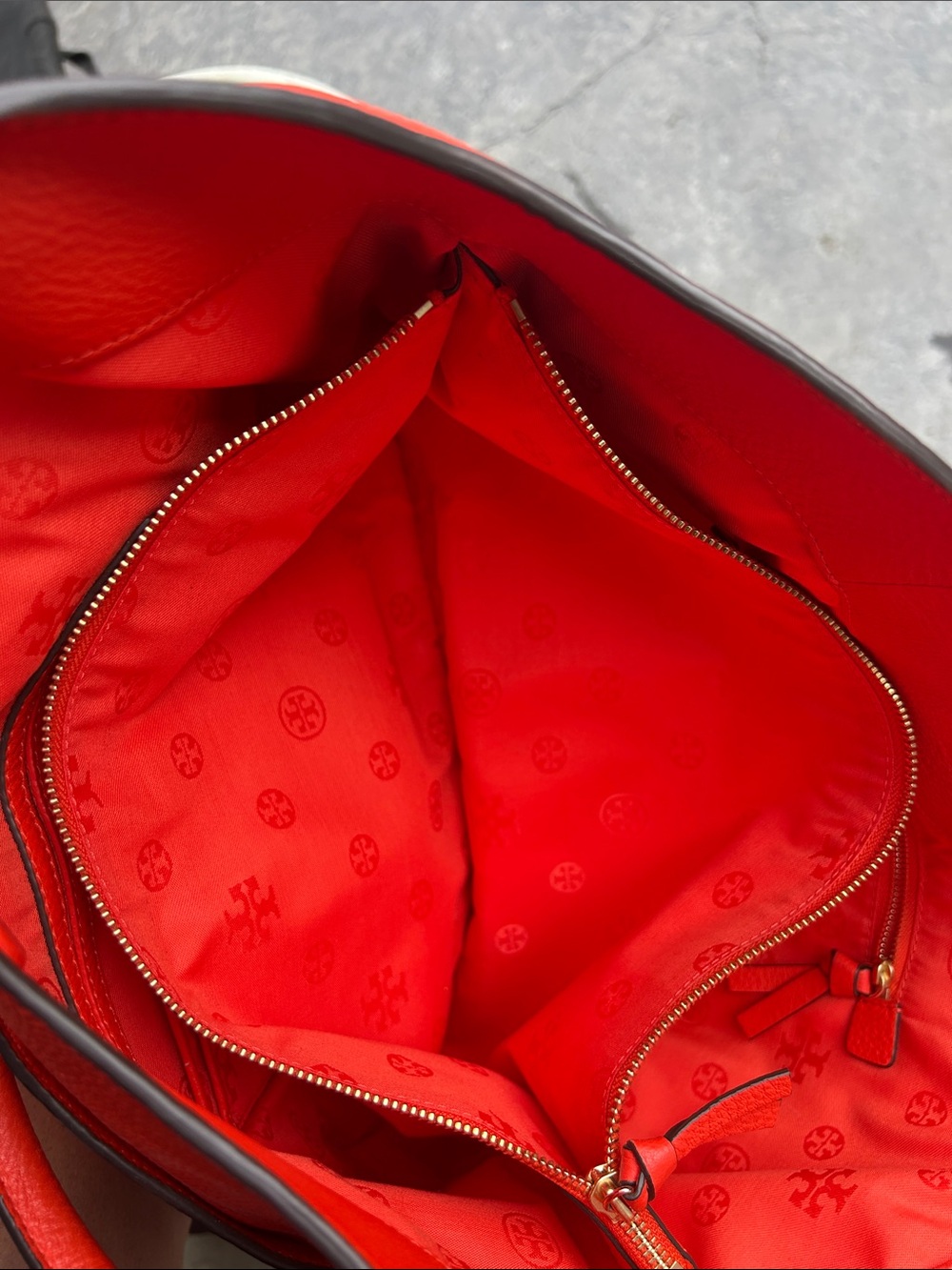 Tory Burch Bombe T East/West
Tote, red/orange (coral) - Picture 11 of 17